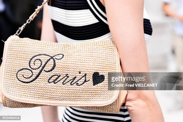 Invitée, sac à mains, à la sortie du défilé Chanel au Grand Palais lors de la semaine de la Mode, Haute Couture le 7 juillet 2015, Paris, France.