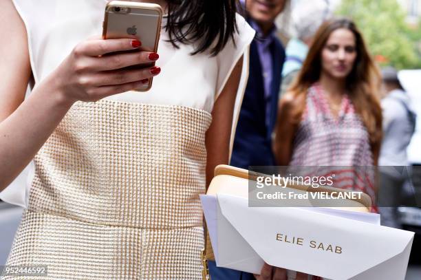 Téléphone et sac à mains lors du défilé Elie SAAB lors de la semaine de la mode Haute couture, le 8 juillet, Paris, France.