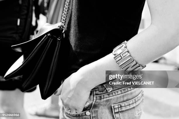 Invitée, sac à mains, à la sortie du défilé Chanel au Grand Palais lors de la semaine de la Mode, Haute Couture le 7 juillet 2015, Paris, France.