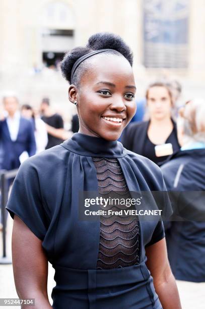 Lupita Amondi Nyong'o, actrice et réalisatrice mexicaine et kényane à la sortie du défilé de la Maison Margiela au Grand-Palais le 8 Juillet 2015,...