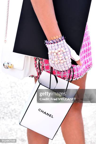 Invitée, sac à mains, à la sortie du défilé Chanel au Grand Palais lors de la semaine de la Mode, Haute Couture le 7 juillet 2015, Paris, France.