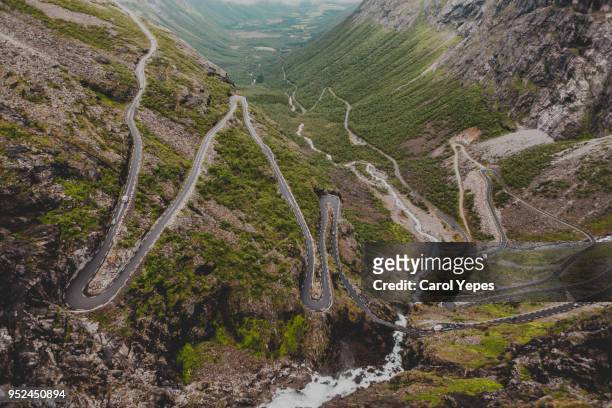 trollstigen - trolls ladder dramatic mountain road landscape, norway, scandinavia - narrow stockfoto's en -beelden