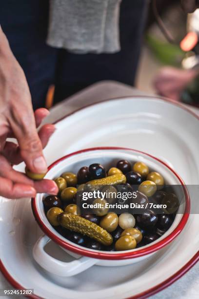 olive cocktail mix in white enamel bowl 2 - pepino stockfoto's en -beelden