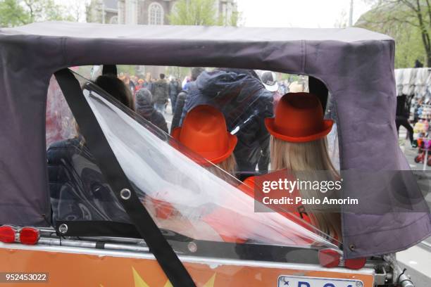 king's day celebration in amsterdam,netherlands - prinsengracht stock pictures, royalty-free photos & images