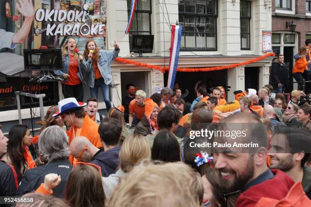 king's day celebration in amsterdam,netherlands - prinsengracht stock pictures, royalty-free photos & images