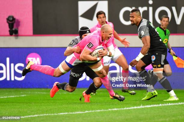 Sergio Parisse of Stade Francais Paris goes over for a try during the French Top 14 match between Stade Francais and Brive at Stade Jean Bouin on...
