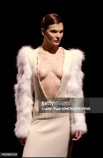Ready-to-wear Fall-Winter 2001-2002 : Stella Cadente runway fashion show.