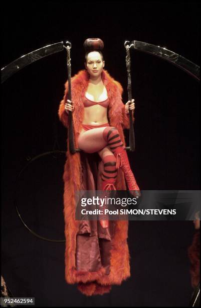 Ready-to-wear Fall-Winter 2001-2002 : Stella Cadente runway fashion show.