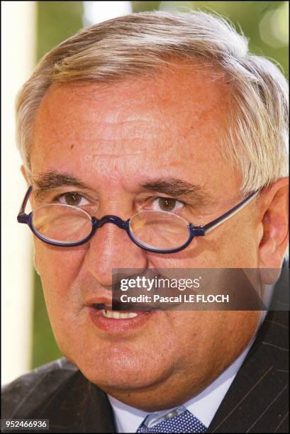 Jean-Pierre Raffarin, premier ministre. Jean-Pierre Raffarin, premier ministre.