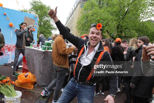 king's day celebration in amsterdam,netherlands - prinsengracht stock pictures, royalty-free photos & images