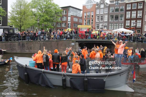 king's day celebration in amsterdam,netherlands - prinsengracht stock pictures, royalty-free photos & images