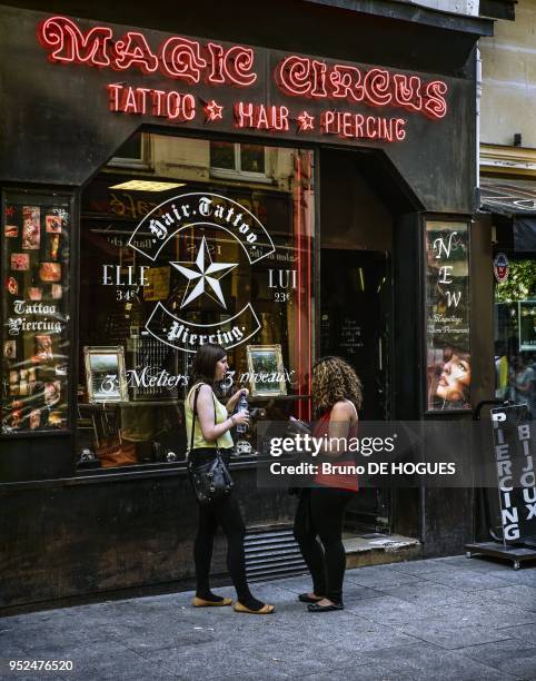 Une boutique de tatoueur dans le Quartier des Halles le 11 Juillet 2013, Paris, France.