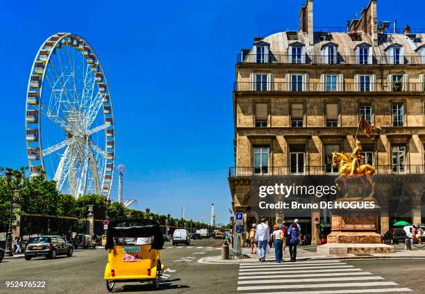 La Rue de Rivoli et la Place des Pyramides le 12 Juillet 2013, Statue equestre de Jeanne d'Arc, grande roue dans le Jardin des Tuileries, Paris,...
