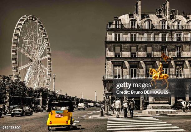 La Rue de Rivoli et la Place des Pyramides le 12 Juillet 2013, Statue equestre de Jeanne d'Arc, grande roue dans le Jardin des Tuileries, Paris,...