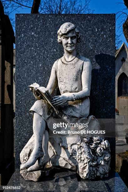 Cimetière du Père Lachaise à Paris le 7 Mars 2014. Sculpture en marbre blanc d'une femme assise sur la tombe de la Famille MAGNE.