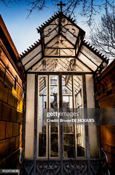 Cimetière du Père Lachaise à Paris le 7 Mars 2014. Caveau couvert d'une verrière.