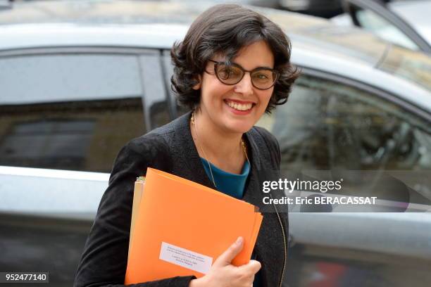 La Ministre du Travail Myriam El Khomry arrivant à Matignon pour recevoir les organisations de jeunesse le 11 avril 2016 à l'Hôtel de Matignon,...