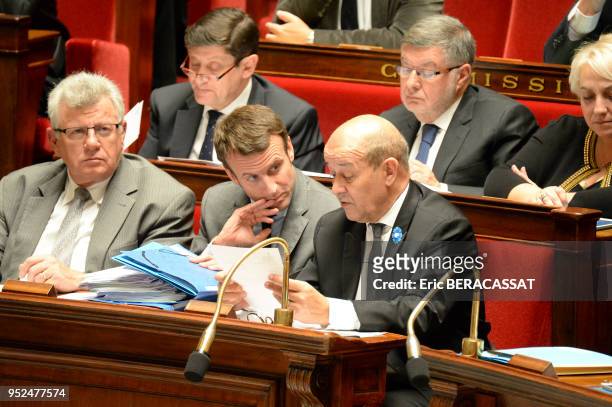 Emmanuel Macron, Ministre de l'Économie, de l'Industrie et du Numérique et Jean-Yves Le Drian, Ministre de la Défense lors des questions au...