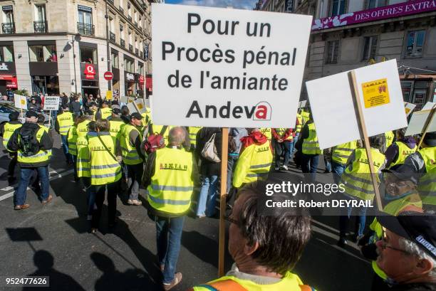 Trois mille personnes venues de toute la France ont manifesté pour la défense des victimes de l'amiante, le 9 octobre 2015 à Paris, France.