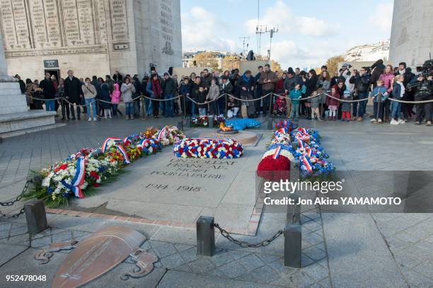Fleurs sur la tombe du soldat inconnu sous l'Arc de Triomphe de la commémoration de l'Armistice, le 11 novembre 2016, sur les Champs Elysées, Paris,...
