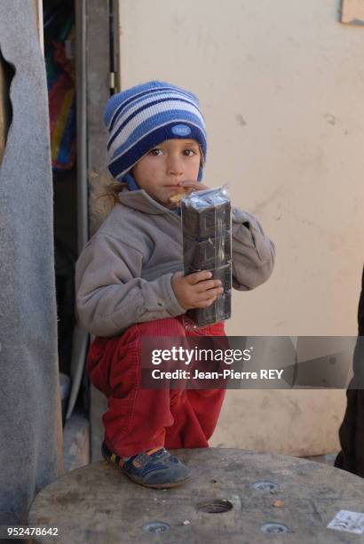 Un jeune enfant de 4 ans dans le camps le 4 avril 2007 à Saint Denis, France.