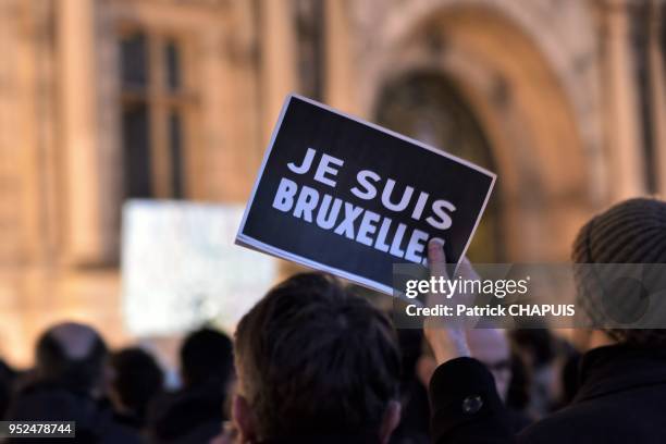 Affiche 'Je suis Bruxelles' lors d'un rassemblement silencieux sur le parvis de l'hôtel de ville de Paris pour rendre hommage aux victimes des...