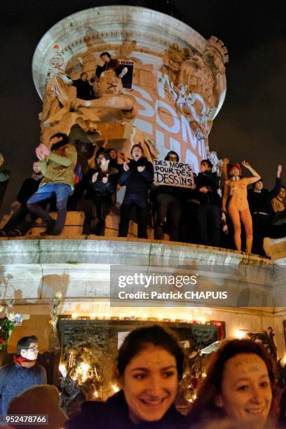 Jeunes gens dont une jeune femme nue avec des affiches 'Je suis Charlie' lors d'un rassemblement de citoyens pour soutenir le journal 'Charlie Hebdo'...