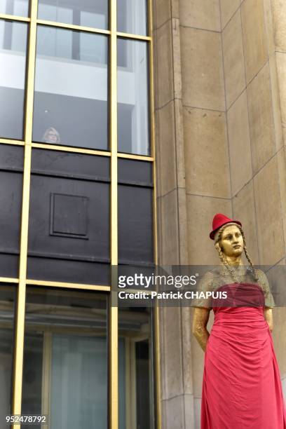 Statue habillée avec une robe et une coiffe rouge et des nattes lors de la manifestatation alter-mondialiste en marge du sommet COP 21 pour lutter...