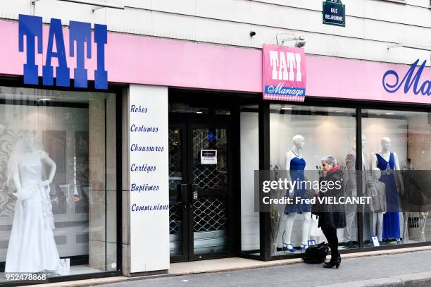 Enseigne Tati, le 4 mai 2017, dans le quartier de Barbès, Paris, France. "Les enseignes Tati ? que le groupe Eram va céder à un repreneur ? emploient...