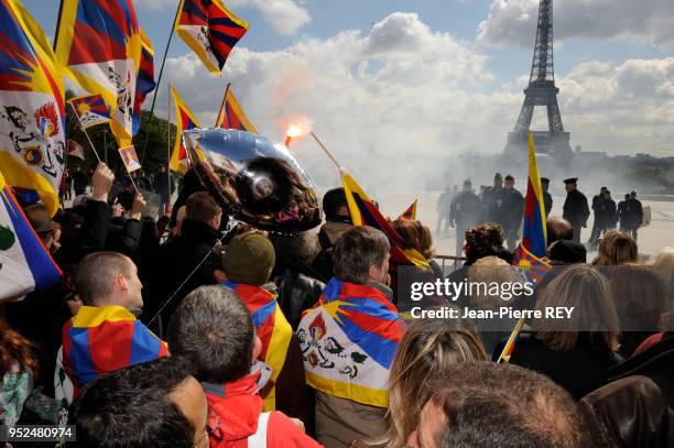 Des tibétains au Tracadéro pendant le passage de la flamme olympique à Paris le 7 avril 2008, France.