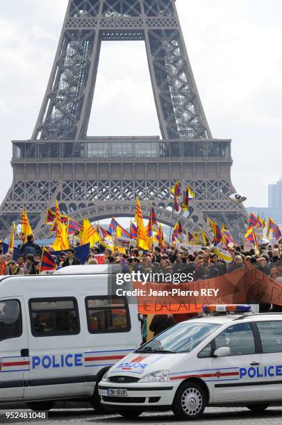 Des tibétains au Tracadéro pendant le passage de la flamme olympique à Paris le 7 avril 2008, France.