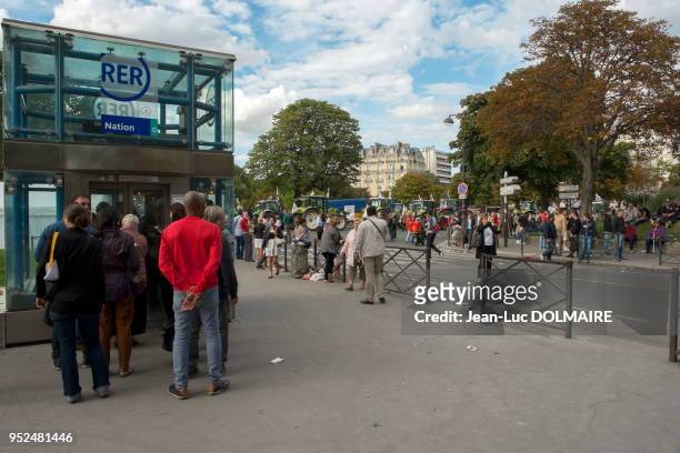 Voyageurs devant un ascenceur du RER lors de la manifestation des agriculteurs, place de la Nation, le 3 septembre 2015 à Paris, France.