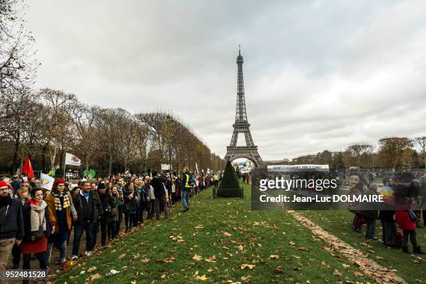 Manifestants alter-mondialistes ont formé une chaine humaine en marge du sommet COP 21 pour lutter contre le changement climatique le 12 décembre...