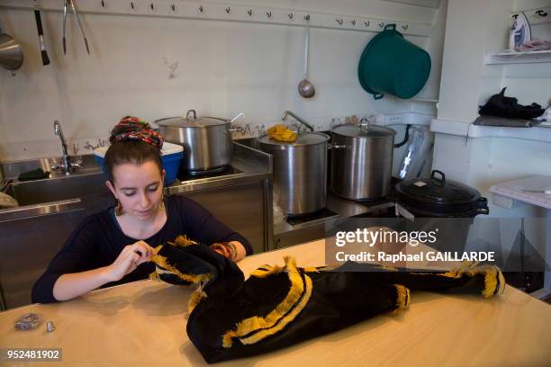 Jeune femme travaillant dans la cette pièce destinée à la teinture des tissus de l'Opéra-Comique le 7 novembre 2014, Paris, France.