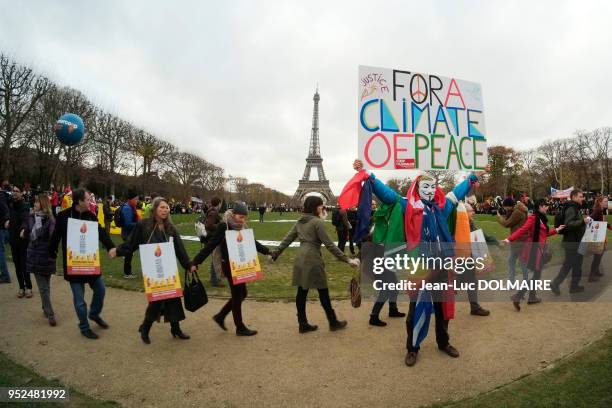 Manifestants alter-mondialistes ont formé une chaine humaine en marge du sommet COP 21 pour lutter contre le changement climatique le 12 décembre...