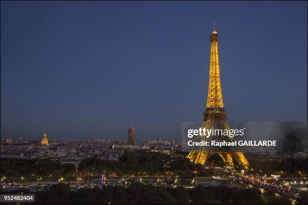 Vue générale de Paris avec une lumière entre 'chien et loup', la Tour Eiffel illuminée, le Dôme des Invalides illuminé et la Tour Montparnasse, 5...