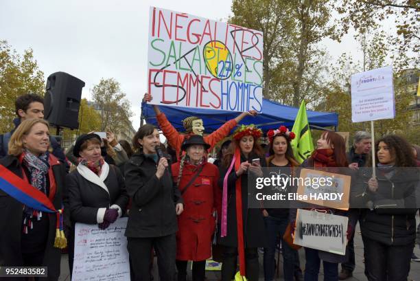 Manifestation de femmes sur la place de la République, pour dire non aux inégalités à 16H34 ! le 7 novembre 2016, Paris, France.