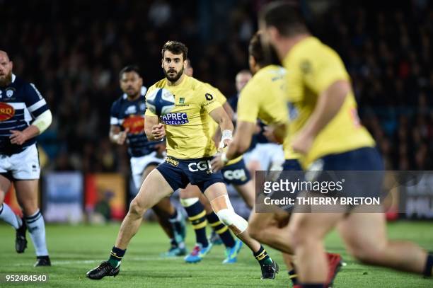 Clermont's Argentine flyhalf Patricio Fernandez runs with the ball during the French Top 14 rugby union match between SU Agen and ASM Clermont on...