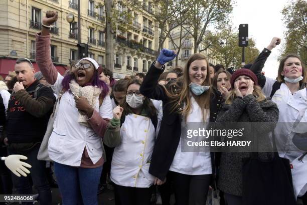 Plusieurs organisations représentatives des personnels de santé et des étudiants en soin infirmier ont manifesté dans les rues le 8 novembre 2016,...