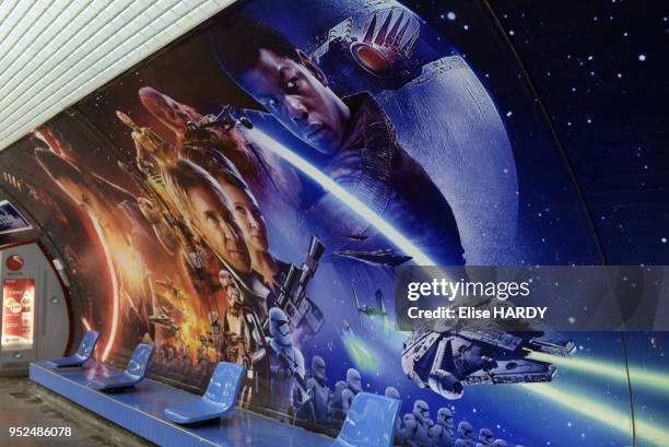 Affiches publicitaires dans le métro pour la sortie du film 'Stars Wars' intitulé 'le réveil de la force' le 7 décembre 2015, Paris, France.