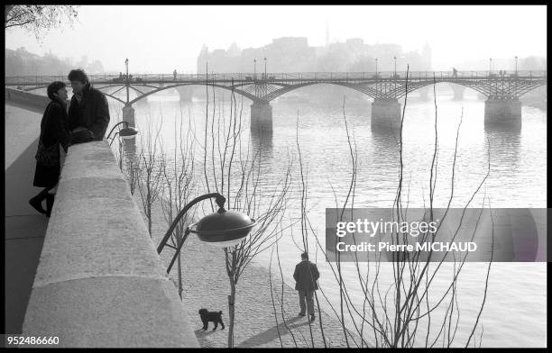 Un couple devant le pont des arts, 1991 a Paris, France.