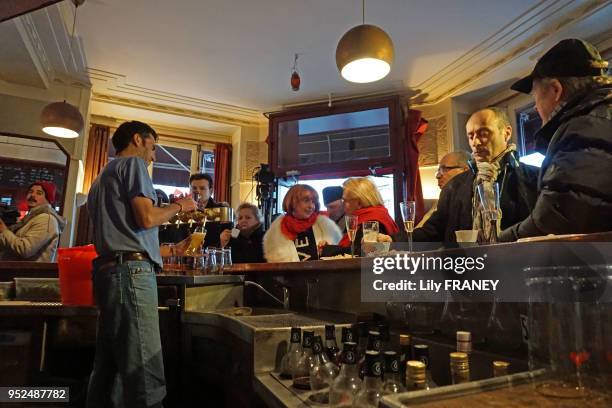 L'intérieur du café 'Le Carillon', à l'angle des rues Alibert et Bichat, Paris 10ème, soirée de réouverture, 2 mois après les attentats du 13...