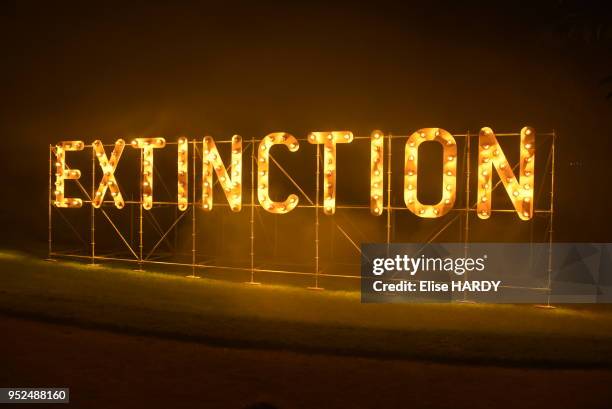 Extinction', une Installation du collectif Encore Heureux au Square Claude Bernard lors de 'Nuit Blanche 2015', 3 octobre 2015, Paris, France.