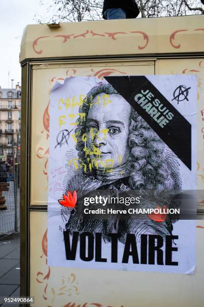 Affiche de Voltaire avec l'inscription 'Je suis Charlie' lors du rassemblement républicain pour rendre hommage aux victimes des attentats contre...