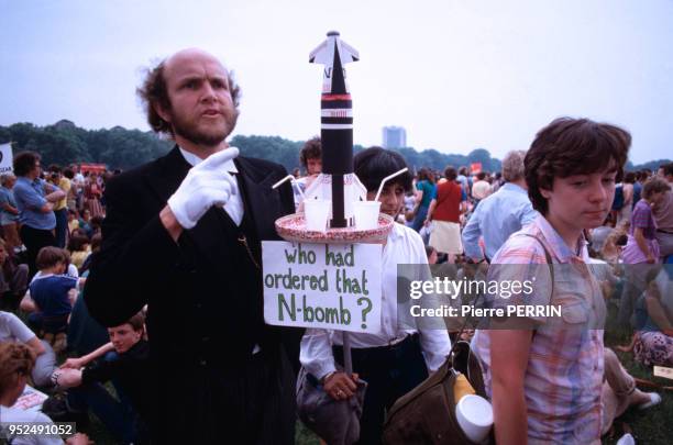 Un homme tient une maquette de bombe nucléaire lors d'une manifestation contre le nucléaire en juin 1982 à Londres, Royaume-Uni.