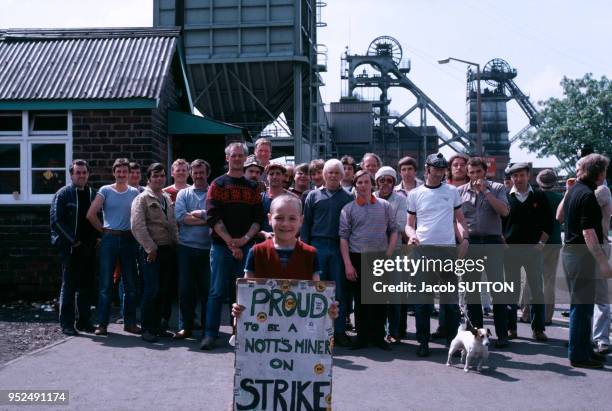 Des mineurs grévistes près de la mine dans le Nottinghamshire en juin 1984 au Royaume-Uni.