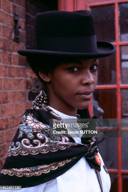 Une jeune femme porte un chapeau de feutre et un châle, circa 1980 à Londres, Royaume-Uni.