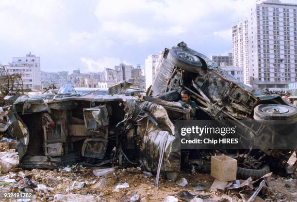 Un enfant joue dans des carcasses de voitures après une opération de ratissage à Beyrouth le 5 octobre 1982 au Liban.