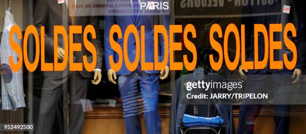 Soldes dans le quartier du Marais, 3 juillet 2015, Paris, France.