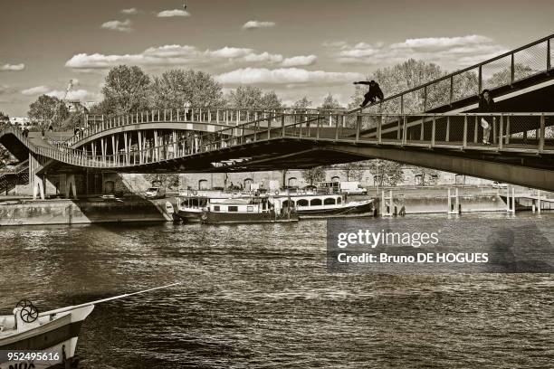 Passerelle Simone-de-Beauvoir, 3 mai 2016, Paris, France.